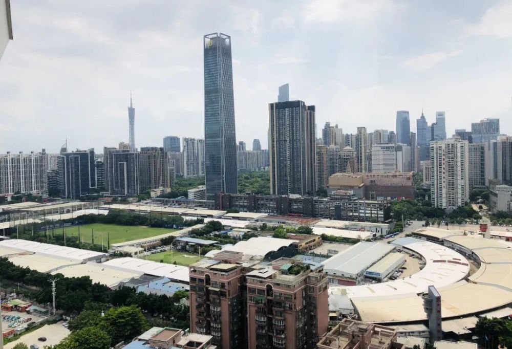 村民們?cè)缫炎杂凶》?></img></p>
<p><strong>濱江集團(tuán)向有關(guān)部門(mén)提出訴求</strong></p>
<p>1、錦江之星酒店所占農(nóng)地，所在地地區(qū)恰是休門(mén)改擴(kuò)建發(fā)展規(guī)劃中的55米寬綠化帶內(nèi)，這座建筑物在2004年取得中央政府總體規(guī)劃政府部門(mén)的核準(zhǔn)，于2008年開(kāi)建，其開(kāi)建及建設(shè)工程天數(shù)均在休門(mén)改擴(kuò)建總體規(guī)劃時(shí)間表定出之后。</p>
<p>2、這樣一座違規(guī)行為建筑物，現(xiàn)在已成當(dāng)下休門(mén)改擴(kuò)建回遷房建設(shè)工程最大的“攔路虎”。</p>
<p>3、休門(mén)改擴(kuò)建共計(jì)2700戶(hù)市民直到現(xiàn)在不能回遷，十余年飄泊在外。</p>
<p>4、本報(bào)記者現(xiàn)場(chǎng)訪談了一位年逾70的老太太，滿(mǎn)含淚水的抒發(fā)了自己“流離失所”的遇上，她說(shuō)本報(bào)記者，自己只是一個(gè)夢(mèng)想，便是可以盡早回去。</p>
<p>5、因?yàn)榛剡w村民的主張， 濱江集團(tuán)和橋西區(qū)政府、休門(mén)街道辦事處都在大力大力推進(jìn)該項(xiàng)組織工作的重大進(jìn)展。</p>
<p>6、借以B2房地產(chǎn)項(xiàng)目能盡速構(gòu)建開(kāi)工，濱江集團(tuán)向有關(guān)部門(mén)制訂主張，為推進(jìn)征地安放工作進(jìn)度及上述身份證證件的辦理手續(xù)，期望相關(guān)機(jī)構(gòu)職能部門(mén)協(xié)調(diào)機(jī)制發(fā)展規(guī)劃主管部門(mén)變動(dòng)征地警戒線適用范圍，將錦江之星酒店不納入騰退安放覆蓋范圍。</p>
					<br/>
				<div style=