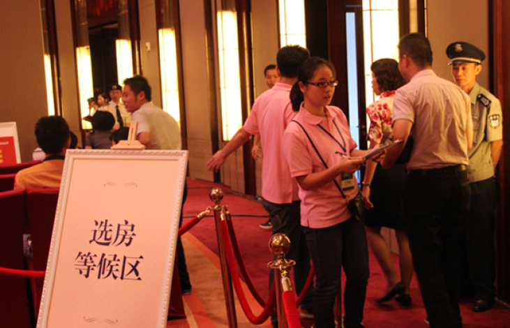 在青石街片區(qū)安置房的選房確認現場