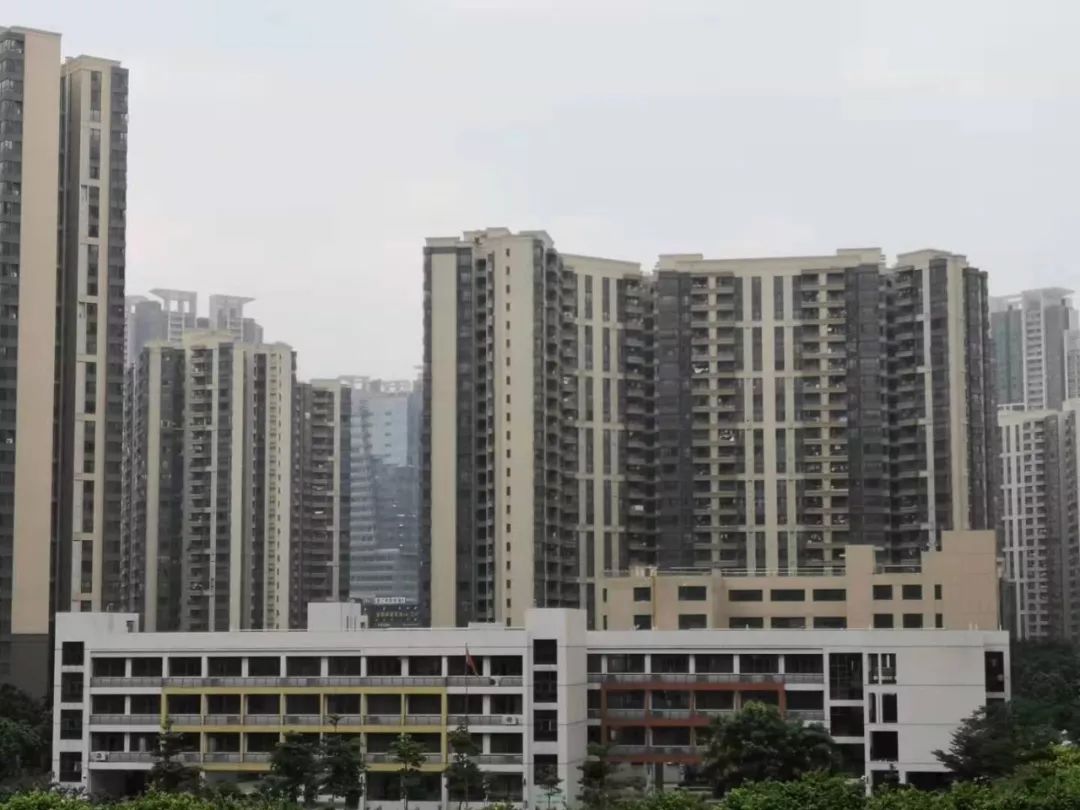 只要學(xué)生的監(jiān)護人在鹽田學(xué)區(qū)內(nèi)自有產(chǎn)權(quán)房