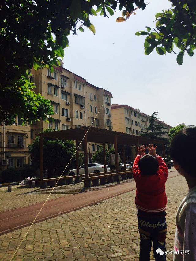 看著孫子在小區廣場上追趕皮球