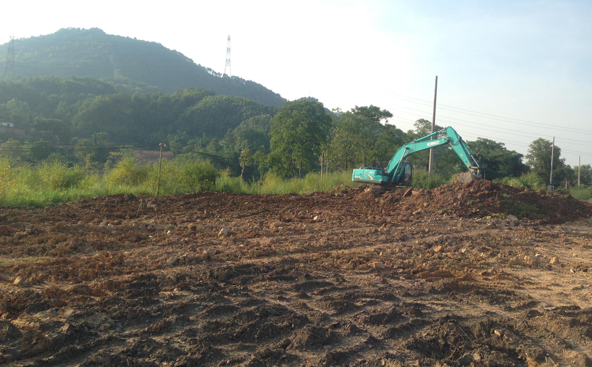 無人入住的小產(chǎn)權(quán)房項目進行拆除