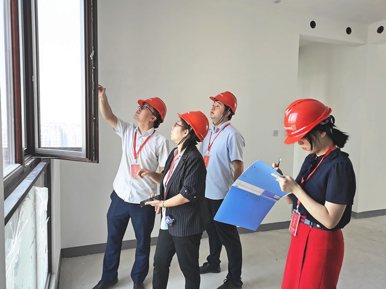 工作人員始終以飽滿(mǎn)的熱情服務(wù)業(yè)主