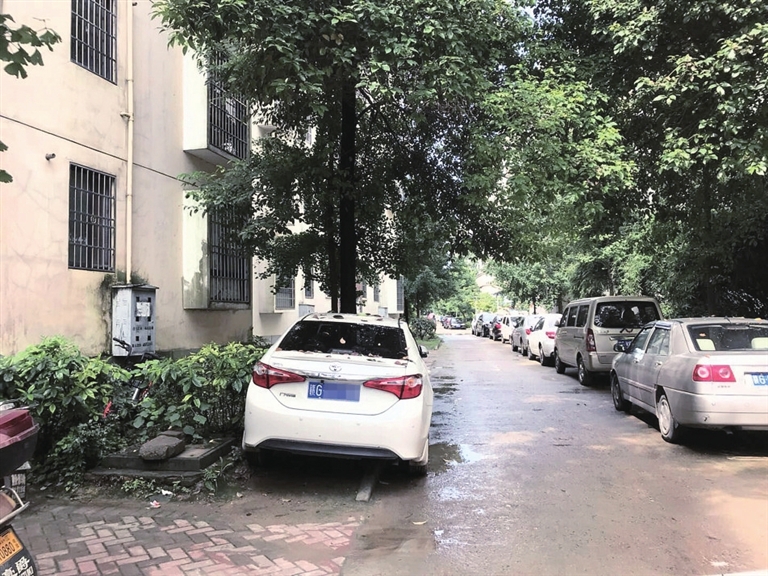 老舊小區(qū)改造時已在小區(qū)設(shè)置了兩個停車棚