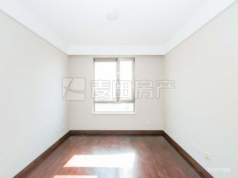 沈陽(yáng)鐵西區(qū)有一套金地名京洋房?jī)删?></img></p>
<p><strong>睡覺的北京和上班的北京</strong></p>
<p>1、至于房山和豐臺(tái)的“北京”，跟舊城區(qū)二環(huán)路以內(nèi)熱熱鬧鬧的北京相比之下，即使便已宛如兩個(gè)大城市了。</p>
<p>2、北京可能將要分為兩種地方。睡的北京及加班的北京。</p>
<p>3、與“家住回龍觀，下班中關(guān)村”同理的，尚有“家住門頭溝，加班中關(guān)村”、“家住沙河鎮(zhèn)，加班中關(guān)村”。</p>
<p>4、新舊城在各種優(yōu)勢(shì)資源上的差異性導(dǎo)致了現(xiàn)在青年人的都市生活困局，其劇情必須是現(xiàn)代人在每天上下班這時(shí)候的疲于奔命，順便夢(mèng)境著北京這座超一線衛(wèi)星城何時(shí)可以容許他們已經(jīng)結(jié)束三線衛(wèi)星城的勞作。</p>
<p>5、便連北京一位住建部高級(jí)官員也曾說過“學(xué)術(shù)研究推斷，這類珠江是失利的”。</p>
<p>6、他們回到家，可能會(huì)回憶起《空間的詩(shī)學(xué)》里面巴什拉溫馨竟詩(shī)意的話語(yǔ)。</p>
<p>7、“所有的避難所，所有的藏身之處，所有的房間，都有共同的時(shí)空商業(yè)價(jià)值”，“迎春護(hù)佑著心愿，家廟維護(hù)著快樂家，玉蘭讓我們需要在寧?kù)o中作夢(mèng)。</p>
<p><strong>楊家堡的村民可以低價(jià)購(gòu)買</strong></p>
<p>1、村集體金融資產(chǎn)評(píng)估結(jié)果，總資產(chǎn)除了1.4億。這些股權(quán)剩余定量，籌組企業(yè)化互助社，以后居民可享有股息。</p>
<p>2、大望京村的騰退不論是從經(jīng)濟(jì)發(fā)展賠償金，鄉(xiāng)親們征用，未來日常生活維護(hù)等各個(gè)層面都做得較為完善，獲得了良好的美譽(yù)度。</p>
<p>3、而這能不能正式成為一些地方聯(lián)邦政府投身世界經(jīng)濟(jì)規(guī)劃和城市建設(shè)的一個(gè)領(lǐng)跑者，也是他們熱議的一個(gè)熱點(diǎn)話題。</p>
<p>4、創(chuàng)立和諧道德，百姓的美譽(yù)度所以是首要任務(wù)。</p>
<p>5、在和李凱的寒暄中，本報(bào)記者獲知，于麗給他這套房子的建議是樓盤收盤時(shí)再繳納她15萬元。</p>
<p>6、雖然歸屬于回遷房，楊家堡的鄉(xiāng)親們可廉價(jià)買回。</p>
<p>7、李凱粗略的夠了一下，一平米大約5500元左右，相較在自然地理右側(cè)與周邊的房?jī)r(jià)上漲，這個(gè)商品價(jià)格還算恰當(dāng)。</p>
<p>8、這種情形在楊家堡相當(dāng)普遍。呢是為什么村民們掛著便宜的新房子不買而要轉(zhuǎn)售呢。</p>
<p><img src=