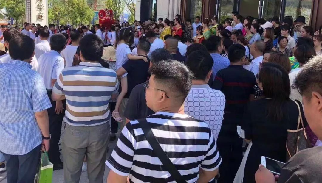 在本報記者接觸到的購買小產(chǎn)權房的人群中